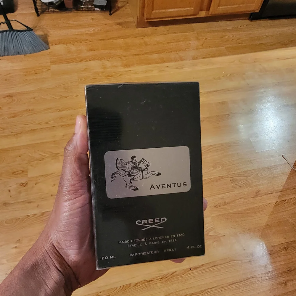 Creed Aventus Eau de Parfum Spray - Black & Silver Box 125ml 4.0 Oz - Picture 4 of 4